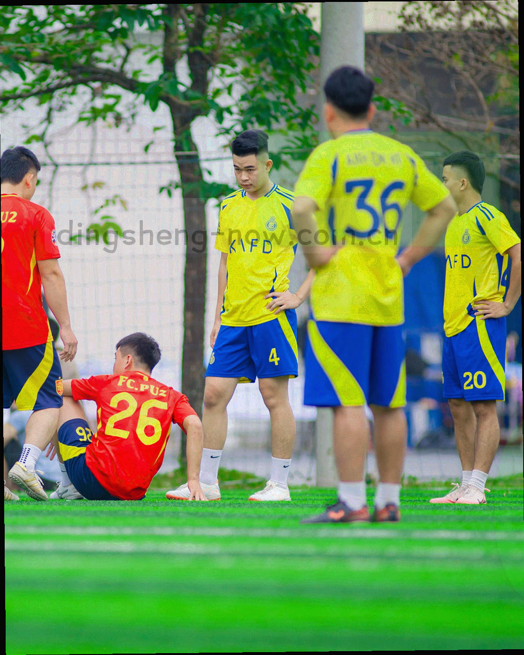 抽象移动端界面骨架与横向数据条带的几何合成图形，纯色块无文字